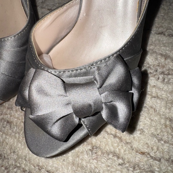 David's Bridal Maribelle Peep Toe Bow Detail Silver Gray Heel Size 7 - Picture 4 of 5